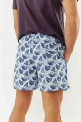 Short de baño azul con franjas horizontales en celeste y azul claro. Cuenta con cintura elástica ajustable con cordón, dos bolsillos laterales y uno trasero.