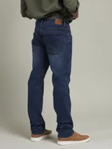 Pantalón de jean azul claro, corte recto, con bolsillos delanteros y traseros.