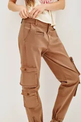 Pantalon cargo de corte recto y tiro medio, confeccionado en gabardina elastizada. Presenta bolsillos laterales tipo cargo, cierres metálicos en la botamanga y sistema de ajuste interno en la cintura.