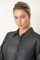 Camisa gris acerado con brillo, de manga larga y botones ocultos.