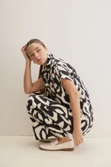 Pantalón ancho estampado de corte amplio y fluido, con cintura elastizada y lazo ajustable.