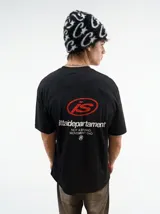 Remera negra de manga corta y corte oversize, con estampa en la espalda que incluye el logo 'IS' en rojo y texto blanco con la leyenda 'ittaidepartament NOT A BRAND, MOVEMENT 04D'.