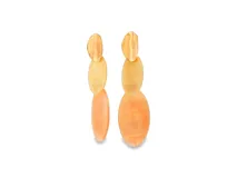 Aros colgantes largos formados por tres discos ovalados en tonos degradados de ámbar, amarillo claro y naranja, con un elemento superior metálico de acabado dorado brillante.