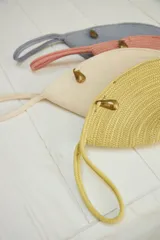 Sobre de mano confeccionado en soga de algodón color rosado, de forma triangular, con tirador de cierre metálico de bronce.