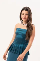 Top strapless de tafeta color verde oscuro con recortes verticales y tablas en la parte inferior.
