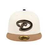Gorra de visera plana New Era modelo 59Fifty, con corona en color crema y visera en color marrón. Presenta el logo bordado del equipo de béisbol Arizona Diamondbacks en el frente y el logo de la marca en el lateral.