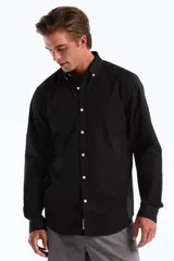 Camisa de hombre negra de popelina elástica, con cuello abotonado, manga larga y bolsillo en el pecho.
