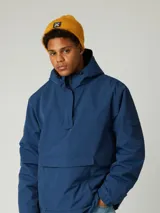 Canguro tipo pullover de color azul, con capucha ajustable, bolsillo frontal tipo canguro y cierre parcial en el cuello. Presenta un diseño funcional con puños elásticos y un bolsillo adicional en la manga.