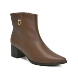 Bota corta de cuero negro con taco cuadrado y punta fina. Presenta un detalle metálico dorado con logo en el lateral superior y cierre lateral.