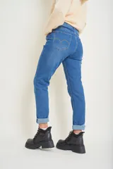 Jean clásico de corte recto color azul. Modelo de 5 bolsillos.