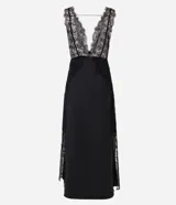 Vestido midi de satén negro con corte recto, escote en V profundo, breteles anchos de encaje y aplicaciones laterales de encaje con tajo pronunciado.