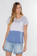 Remera de manga corta con cuello redondo y bolsillo frontal. Presenta un diseño de bloques de color y rayas horizontales: la parte superior (hombros y mangas) tiene rayas finas amarillas, grises y celestes; la parte media es blanca jaspeada con un bolsillo; y la parte inferior es gris jaspeada.