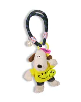 Llavero de peluche con forma de perro, vestido con un sweater amarillo con estampa de carita feliz y shorts de jean. Incluye una correa de cuerda verde con detalles en hilo multicolor, una perla colgante y un dije de carita feliz adicional.