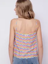 Top lila con estampado floral, de breteles finos y corte crop.