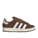 Championes Adidas Campus 00S color marrón con las tres tiras blancas características de la marca. Fabricados en gamuza con suela de goma color crema.