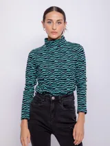 Polera negra con estampado geométrico en blanco, de cuello alto y manga larga.