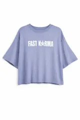 Remera negra de corte oversize con cuello redondo y mangas cortas. Presenta un estampado tipográfico en color blanco en el lado izquierdo del pecho con la frase 'it's NOT THAT SERIOUS'.