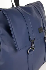 Mochila verde militar de símil cuero con diseño desplegable, correas ajustables, asa de mano y cierre con ganchos metálicos.