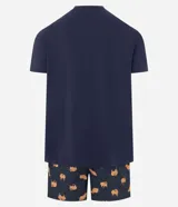 Conjunto de pijama masculino compuesto por una remera de cuello redondo y manga corta con estampa localizada de carpincho, y una bermuda con cintura elástica y estampado de carpinchos en repetición.