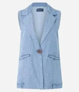 Chaleco largo de jean celeste con escote en pico y cierre con un botón marrón.