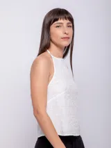 Top sin mangas color verde claro, con cuello halter y espalda baja.