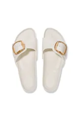 Sandalia Birkenstock Madrid Big Buckle Eva, color blanco hueso, con hebilla grande dorada y plantilla anatómica.