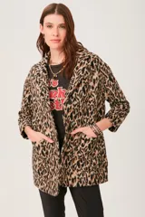 Tapado de mujer con estampado de leopardo, corte recto y solapas amplias.
