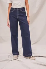 Pantalón de jean azul oscuro, de corte wide leg y tiro medio.