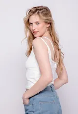 Top corto negro de tirantes finos, con textura acanalada y escote recto.