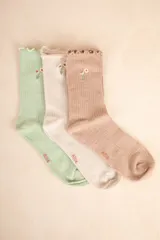 Set de tres pares de medias de caña media en colores verde, beige y rosa, con detalle de bordado de flores y volados en el borde superior.