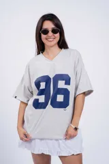 Remerón blanco de corte holgado con estampado del número 96 en color marrón.