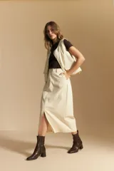 Falda midi negra de denim con costuras blancas contrastantes y tajo frontal.