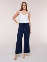 Pantalón pull on de calce fluido y relajado, color azul marino, de cintura alta elastizada con cordón ajustable, bolsillos diagonales y pierna de corte ancho.