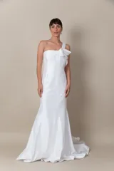 Vestido largo de fiesta color blanco, confeccionado en tafeta. Diseño asimétrico con un solo bretel que se extiende en un volado de organza desde el hombro hasta la espalda.