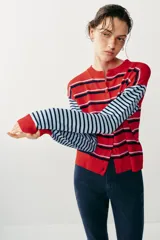 Chaqueta de punto con cuello redondo y mangas largas, con diseño de rayas horizontales en colores rojo, celeste y azul marino, y cierre frontal con botones.