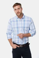 Camisa celeste y blanca a cuadros, de corte clásico, con cuello abotonado y manga larga.
