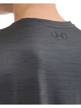 Remera deportiva de entrenamiento Under Armour, confeccionada en tejido de punto ultratranspirable y ligero con textura jaspeada. Presenta cuello redondo, mangas cortas, refuerzo en las axilas para mayor movilidad y bajo con forma para mayor cobertura.