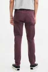 Pantalón chino color borgoña, de corte slim fit, con bolsillos laterales y traseros.