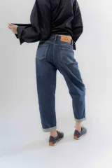 Jean mom de tiro alto color azul índigo, de corte relajado y dobladillo en los tobillos.