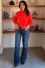 Pantalón de jean corte oxford, color azul intenso, de tiro alto y ajuste entallado en la parte superior con botamanga acampanada.