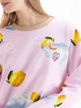 Buzo de cuello redondo color rosado con estampado de limones y nubes, de manga larga con puños en tono tostado.