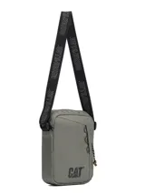 Bolso cruzado Caterpillar modelo Explorer Shoulder BA, color verde oliva (taupe/green), confeccionado en poliéster reciclado. Presenta un compartimento principal con bolsillo interior para tablet, bolsillo frontal con cordón para llavero y correa de hombro ajustable con cinta negra estampada con el logo de Caterpillar. Logo CAT reflectante en la parte inferior frontal.