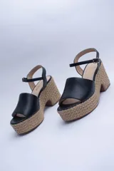 Sandalias color beige con plataforma forrada en cuerda y capellada en cuero.