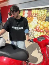 Remera rosa de corte holgado con estampado frontal que incluye el texto "Ittai Stars Ibiza".