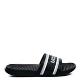 Sandalia tipo slide marca Umbro, color negro con detalle de franjas blancas y logo estampado en la banda superior. Posee una plantilla texturizada con diseño de puntos para mayor agarre.