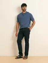 Pantalón clásico de corte recto, color azul marino, con bolsillos laterales inclinados y bolsillos traseros.