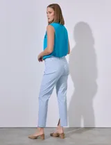 Pantalón largo de gabardina estampada a cuadros en tonos celeste y blanco, marca Zac & Rachel. Tiene bolsillos inclinados en la parte delantera y tajos internos en el ruedo.