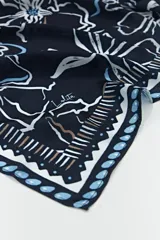Pañuelo cuadrado de color azul marino con estampado floral abstracto en tonos blanco, celeste y marrón.