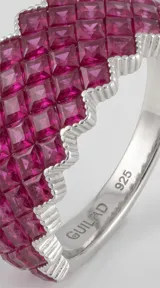 Anillo de plata 925 con diseño en zigzag, engastado con múltiples circonias de color fucsia en corte cuadrado.