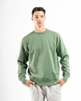 Buzo negro de felpa con cuello redondo y mangas largas.